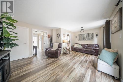 33 Deerpark Crescent, Brampton, ON - Indoor Photo Showing Living Room