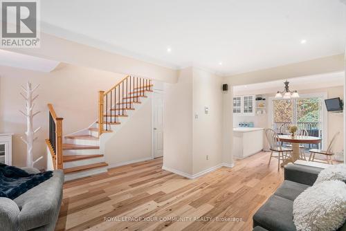 106 Seaton Drive, Aurora, ON - Indoor Photo Showing Living Room