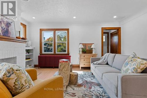 4217 Hixon Street, Lincoln, ON - Indoor Photo Showing Living Room With Fireplace