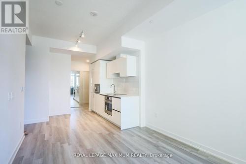 720 - 234 Simcoe Street, Toronto, ON - Indoor Photo Showing Kitchen