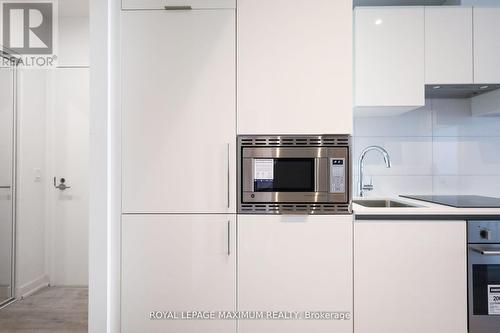 720 - 234 Simcoe Street, Toronto, ON - Indoor Photo Showing Kitchen