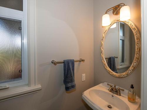 3096 Kicking Horse Drive, Kamloops, BC - Indoor Photo Showing Bathroom