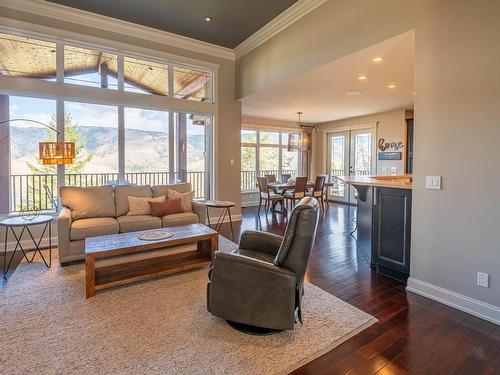 3096 Kicking Horse Drive, Kamloops, BC - Indoor Photo Showing Living Room