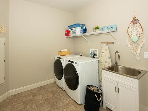 3096 Kicking Horse Drive, Kamloops, BC - Indoor Photo Showing Laundry Room