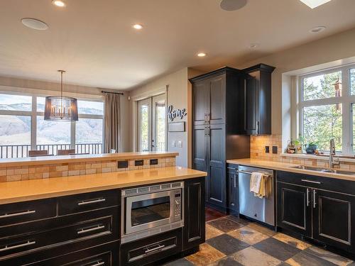 3096 Kicking Horse Drive, Kamloops, BC - Indoor Photo Showing Kitchen With Double Sink