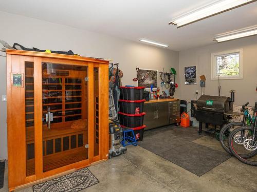 3096 Kicking Horse Drive, Kamloops, BC - Indoor Photo Showing Garage