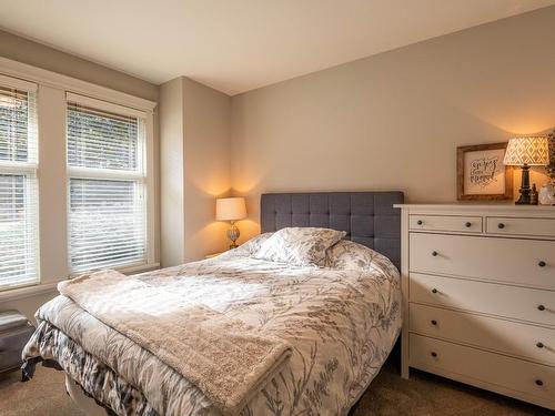 3096 Kicking Horse Drive, Kamloops, BC - Indoor Photo Showing Bedroom