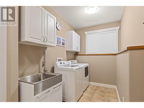 1294 Samurai Court, Kelowna, BC - Indoor Photo Showing Laundry Room