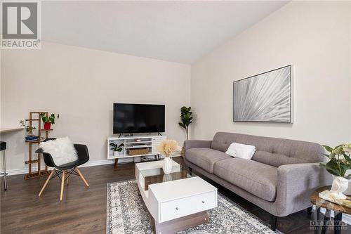 201 Hibernian Walk, Stittsville, ON - Indoor Photo Showing Living Room