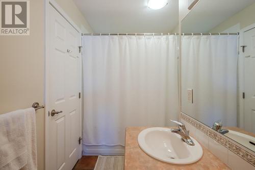 850 Railway Lane Unit# 201, Okanagan Falls, BC - Indoor Photo Showing Bathroom