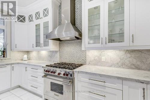 1035 Truman Avenue, Oakville, ON - Indoor Photo Showing Kitchen With Upgraded Kitchen