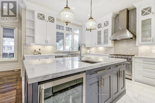 1035 Truman Avenue, Oakville, ON - Indoor Photo Showing Kitchen With Upgraded Kitchen