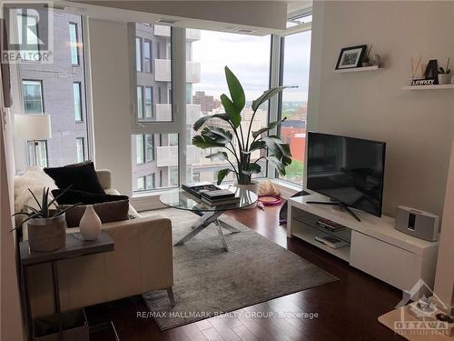 505 - 179 Metcalfe Street, Ottawa, ON - Indoor Photo Showing Living Room