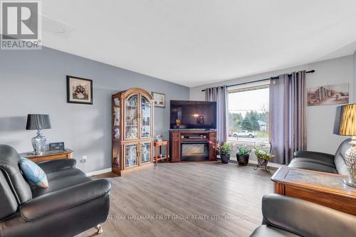 2679 Cooper Road, Madoc, ON - Indoor Photo Showing Living Room