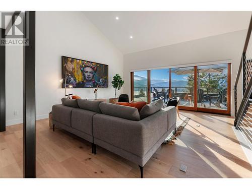 2710 Workman Place, Naramata, BC - Indoor Photo Showing Living Room