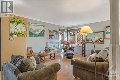 1392 Sault Street, Ottawa, ON - Indoor Photo Showing Living Room