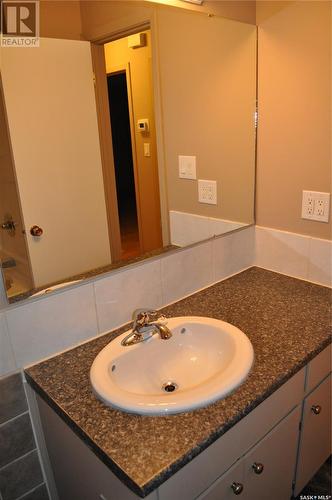 1227-1229 Bond Street, Regina, SK - Indoor Photo Showing Bathroom