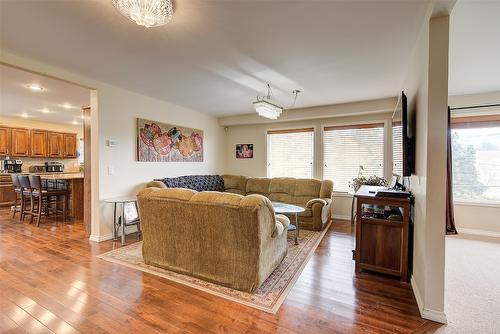 3310 Mathews Road, Kelowna, BC - Indoor Photo Showing Living Room