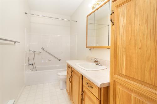 307-1055 Lawrence Avenue, Kelowna, BC - Indoor Photo Showing Bathroom