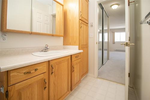 307-1055 Lawrence Avenue, Kelowna, BC - Indoor Photo Showing Bathroom