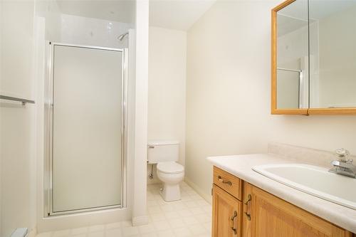 307-1055 Lawrence Avenue, Kelowna, BC - Indoor Photo Showing Bathroom