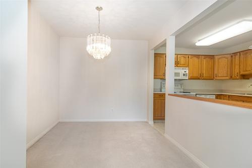 307-1055 Lawrence Avenue, Kelowna, BC - Indoor Photo Showing Kitchen