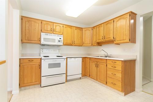 307-1055 Lawrence Avenue, Kelowna, BC - Indoor Photo Showing Kitchen With Double Sink