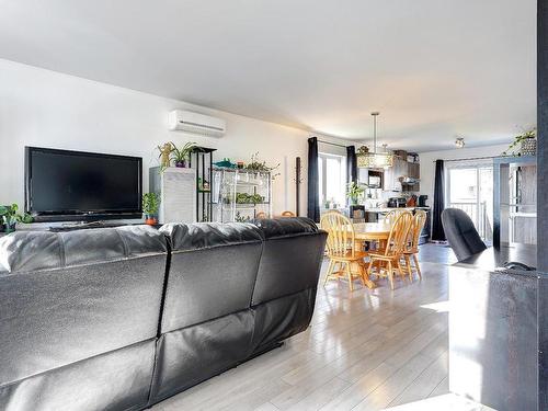 Vue d'ensemble - 122  - 122A Rue Des Torrents, Sainte-Sophie, QC - Indoor Photo Showing Living Room