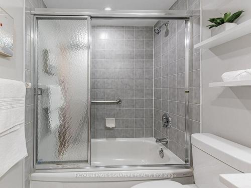 117-1210 Don Mills Rd, Toronto, ON - Indoor Photo Showing Bathroom