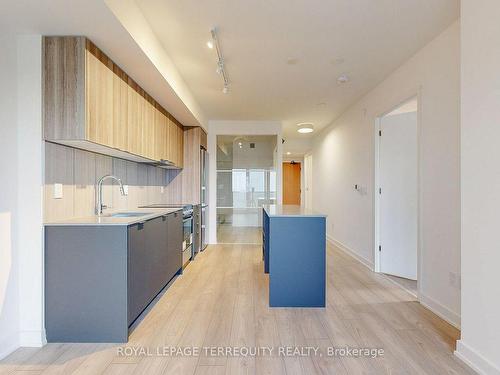 809-8 Tippett Rd, Toronto, ON - Indoor Photo Showing Kitchen