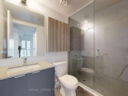 809-8 Tippett Rd, Toronto, ON - Indoor Photo Showing Bathroom