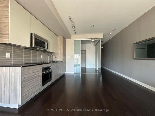 2006-210 Simcoe St, Toronto, ON - Indoor Photo Showing Kitchen