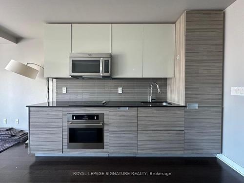 2006-210 Simcoe St, Toronto, ON - Indoor Photo Showing Kitchen With Upgraded Kitchen