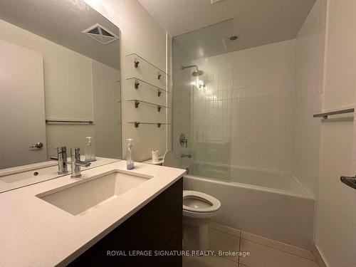 2006-210 Simcoe St, Toronto, ON - Indoor Photo Showing Bathroom