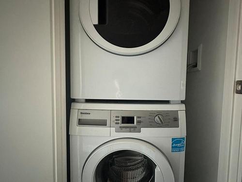 2006-210 Simcoe St, Toronto, ON - Indoor Photo Showing Laundry Room