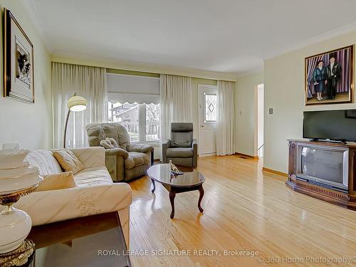 9 Paradelle Cres, Toronto, ON - Indoor Photo Showing Living Room