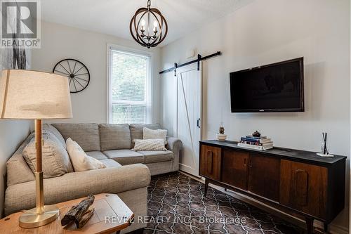 44 Steven Street, Hamilton, ON - Indoor Photo Showing Living Room