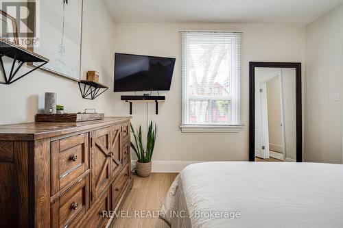 44 Steven Street, Hamilton, ON - Indoor Photo Showing Bedroom