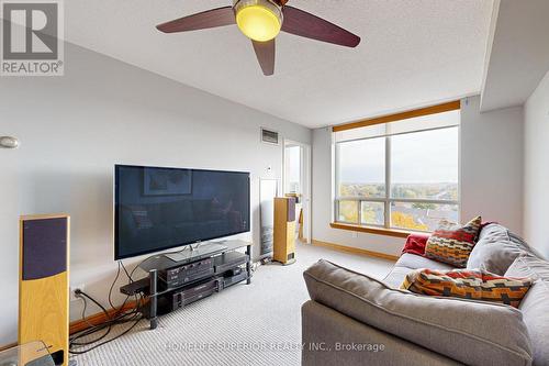 603 - 711 Rossland Road E, Whitby (Pringle Creek), ON - Indoor Photo Showing Living Room