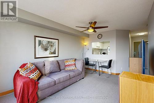 603 - 711 Rossland Road E, Whitby (Pringle Creek), ON - Indoor Photo Showing Living Room