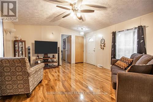 77 Pinehurst, Petawawa, ON - Indoor Photo Showing Living Room