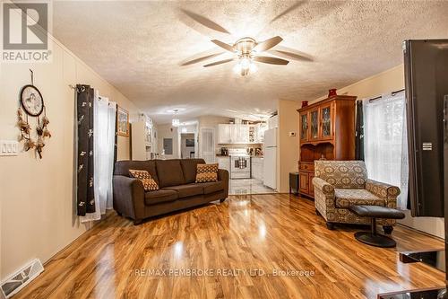 77 Pinehurst, Petawawa, ON - Indoor Photo Showing Living Room