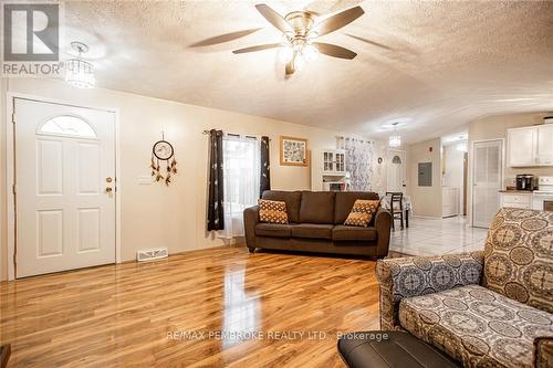 77 Pinehurst, Petawawa, ON - Indoor Photo Showing Living Room