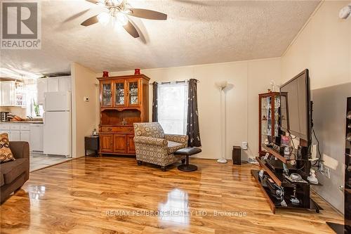 77 Pinehurst, Petawawa, ON - Indoor Photo Showing Living Room