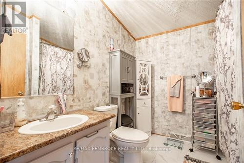 77 Pinehurst, Petawawa, ON - Indoor Photo Showing Bathroom