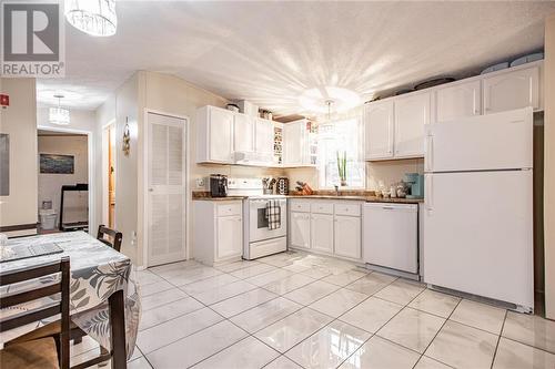 77 Pinehurst Estate, Petawawa, ON - Indoor Photo Showing Kitchen