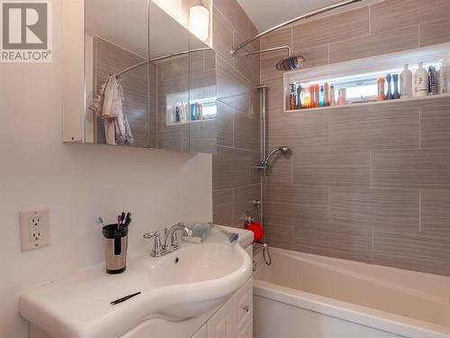 401 Gahan Avenue, Penticton, BC - Indoor Photo Showing Bathroom