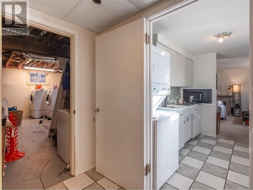 401 Gahan Avenue, Penticton, BC - Indoor Photo Showing Laundry Room