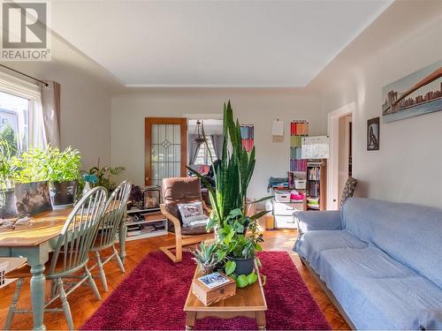 401 Gahan Avenue, Penticton, BC - Indoor Photo Showing Living Room