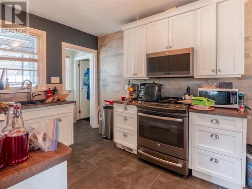 401 Gahan Avenue, Penticton, BC - Indoor Photo Showing Kitchen